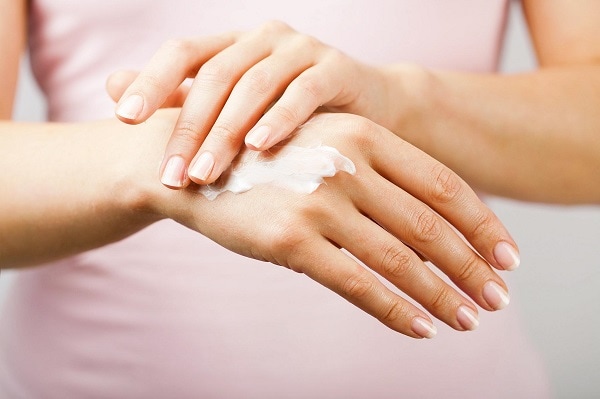 Sử dụng mỹ phẩm có thành phần độc hại cũng là nguyên nhân gây nám.