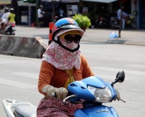Chị em lưu ý hạn chế ra ngoài vào giờ nắng cao điểm nhé.
