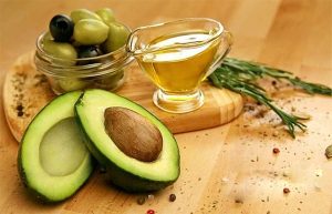 Dầu oliu giúp phục hồi da khô nứt, đồng thời làm mềm mịn và tăng độ căng bóng