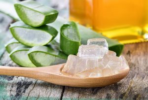 Gel nha đam chứa nhiều nước và khoáng chất giúp làm dịu làn da đang bị kích ứng, cháy nắng.