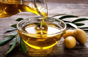 Chất chống oxy hóa có trong dầu oliu giúp làm sáng da, giảm nám và tàn nhang hiệu quả.