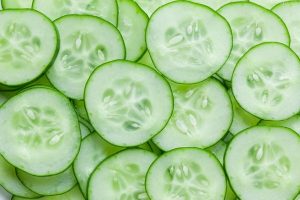 Dưa leo giàu nước và vitamin C, có khả năng làm dịu da.