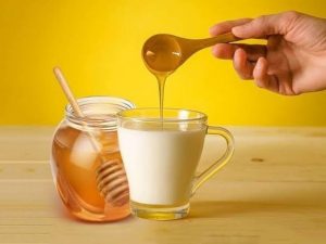 Mật ong nguyên chất và sữa chua không đường là công thức “vàng” giúp dưỡng trắng