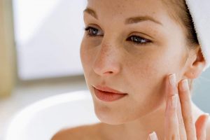 Ưu tiên sản phẩm hoặc thực phẩm chức năng hỗ trợ cân bằng nội tiết tự nhiên (từ mầm đậu nành, collagen, vitamin E...)