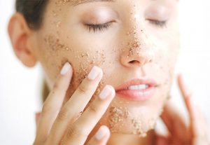 Một trong những bước chăm sóc da nám thường bị bỏ qua, nhưng lại cực kỳ quan trọng, đó chính là tẩy tế bào chết.