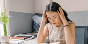 Stress làm tăng nồng độ cortisol – một loại hormone có thể kích thích sắc tố da hoạt động mạnh hơn.