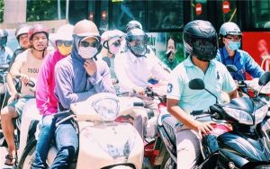 Bạn cần che chắn kỹ khi có việc ra ngoài vào khung giờ tia UV hoạt động mạnh nhất