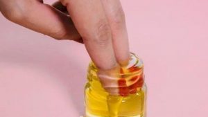 Những sản phẩm có gốc dầu hỗ trợ thấm sâu vào lỗ chân lông, làm sạch bụi bẩn, bã nhờn.