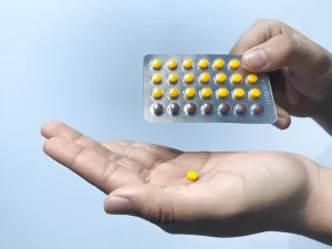 Nhiều người chỉ phát hiện sau một thời gian dùng thuốc da bắt đầu sạm màu, xuất hiện đốm nâu trên má, trán, hoặc cằm mà không rõ lý do