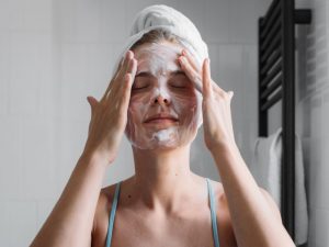 Có nhiều loại sữa rửa mặt có mùi thơm mạnh, tạo cảm giác sạch sau khi rửa. Thật ra là dấu hiệu làn da đã bị lấy đi lớp nhờn bảo vệ và giữ ẩm.