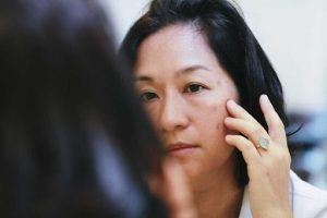 Phụ nữ sau 30 tuổi làn da ngày càng trở nên khô sạm, nhăn nheo, thiếu sức sống.