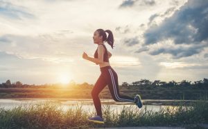 Tập luyện thể thao làm tăng cường quá trình trao đổi chất, giúp nuôi dưỡng làn da khỏe mạnh từ bên trong.