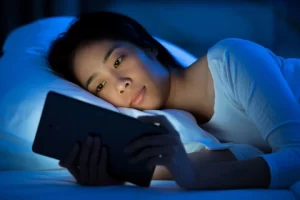 Với các chị em hay dùng điện thoại trước khi ngủ, luôn có tỷ lệ bị nám, thâm sạm cao hơn.