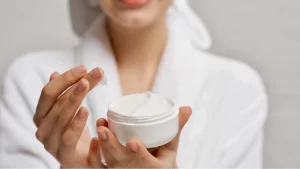 Chị em cần lưu ý dưỡng ẩm không đơn thuần chỉ là thoa kem, mà nó còn cần nhiều bước dưỡng ẩm hiệu quả.