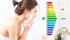 Chọn sữa rửa mặt pH thấp, chiết xuất nha đam, hoa cúc, trà xanh.