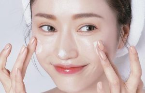 Việc chăm sóc da đúng cách, dưỡng ẩm, chống nắng là vô cùng quan trọng đối với làn da.